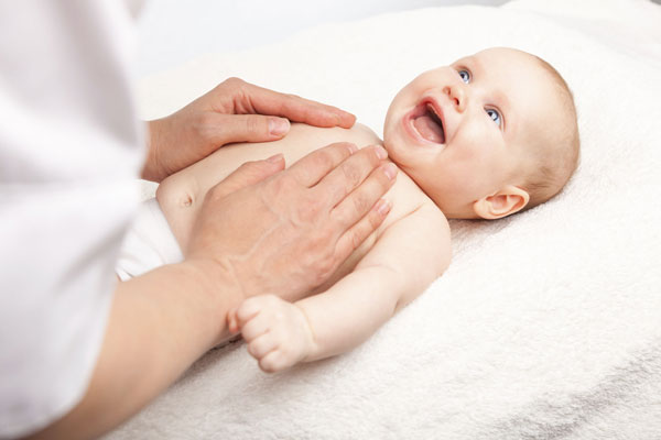 cách massage cho trẻ sơ sinh bị sôi bụng