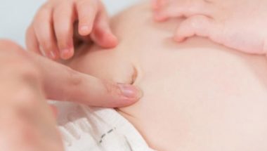 cách massage cho trẻ sơ sinh bị sôi bụng