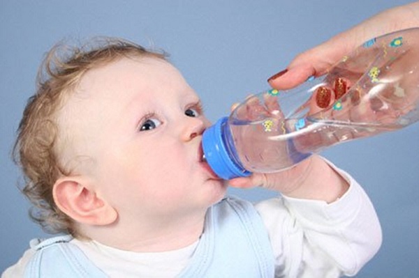 Cho trẻ uống nước khi viêm ruột