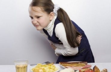 Trẻ bị đau bụng sau khi ăn
