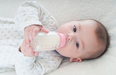 trẻ tiêu chảy có được uống sữa công thức
