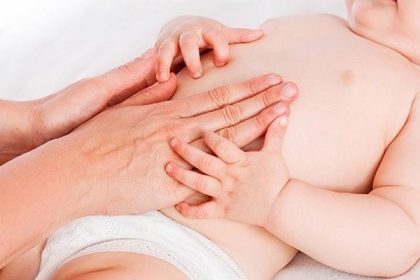 Cách massage bụng cho trẻ sơ sinh bị đầy hơi