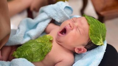 Chữa đầy bụng cho trẻ sơ sinh bằng lá trầu
