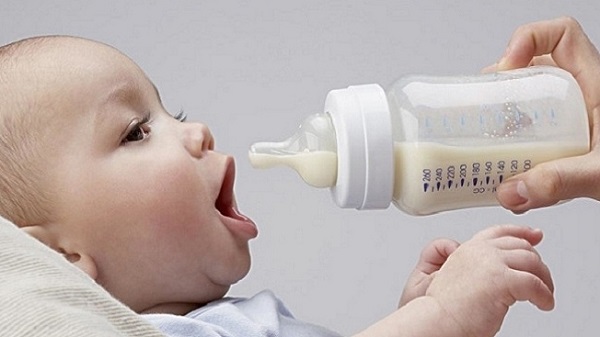 Trẻ uống sữa công thức đi ngoài có hạt trắng