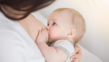 Trẻ bú mẹ có cần bổ sung men vi sinh không